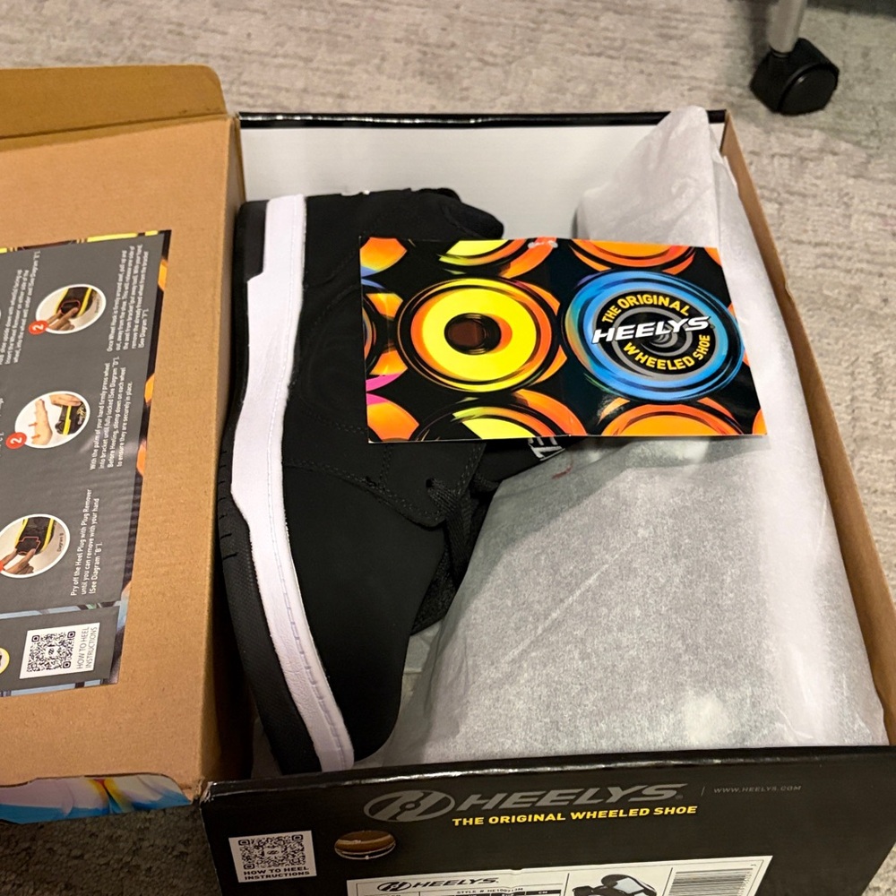 Heelys Men’s Black Wheeled Shoes - Picture 3 of 3
